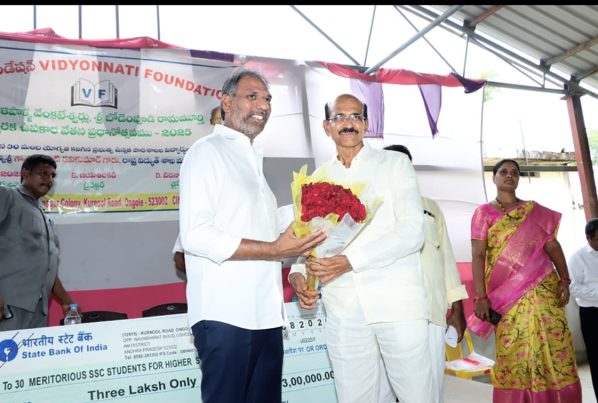 Felicitation of guests at 2025 scholarship ceremony